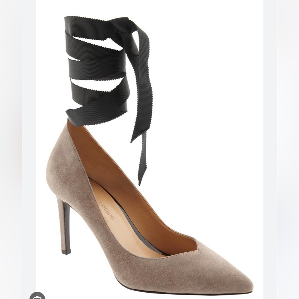 NWT Banana Republic Maisy shoe size 9. Never Worn. Tan suede super comfortable.